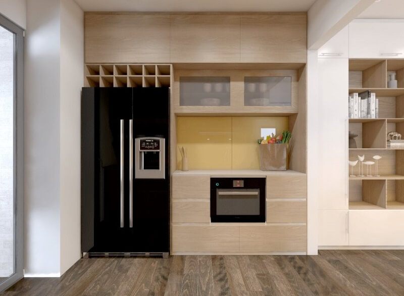 Căn bếp hiện đại nhỏ gọn được trang bị kính ốp bếp cường lực màu vàng nhẹ nhàng, tạo nên sự trẻ trung với màu sắc của tủ bếp.