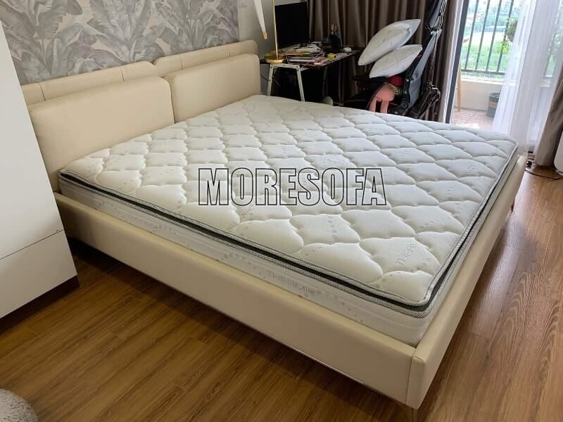 .
Giường ngủ bọc da màu sữa hiện đại của MoreSofa-MHG 0006 được sản xuất tại xưởng.